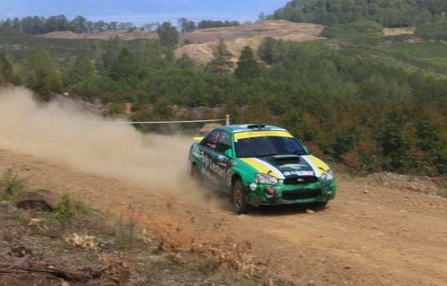 Wagub-Sumut-Masu-Rajekshah-memacu-kenderaannya-pada-Danau-Toba-Kejurnas-Rally-2022