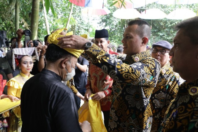 Wagub-Sumut-Musa-Rajekshah-memakaikan-topi-melayu-pada-pelantikan-KSNB