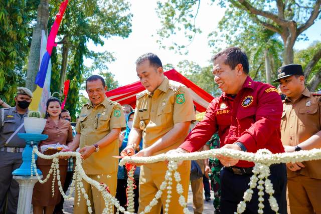 Wakil Wali Kota Medan, Aulia Rachman, menggunting pita tanda diresmikannya pekan tanaman hias di Taman Ahmad Yani