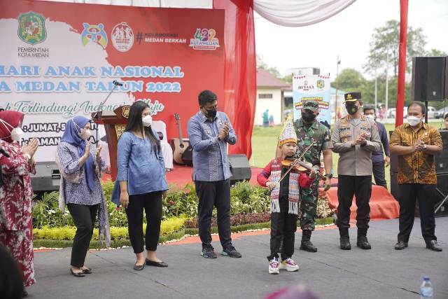 Wali Kota Medan, Bobby Nasution, bersama istri dan Forkopimda menyaksikan seorang anak main biola pada peringatan Hari Anak di Kota Medan