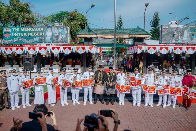 Wali Kota Medan, Bobby Nasution dan Wakil Wali Kota Aulia Rachman foto bersama usai upacara HUT RI 77