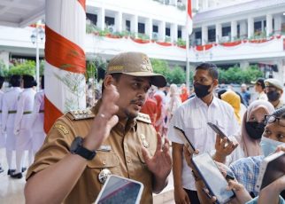 Wali Kota Medan, Bobby Nasution, memberi keterangan kepada wartawan di Balai Kota