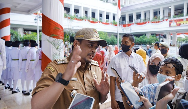 Wali Kota Medan, Bobby Nasution, memberi keterangan kepada wartawan di Balai Kota