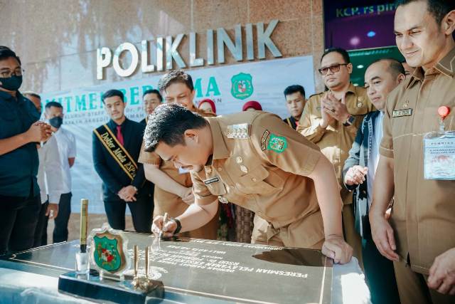 Wali Kota Medan, Bobby Nasution, menandatangani prasasti pelayanan medical tourism