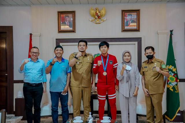 Wali Kota Medan, Bobby Nasution, menerima kunjungan Crespo pemain Timnas U 16 asal Medan