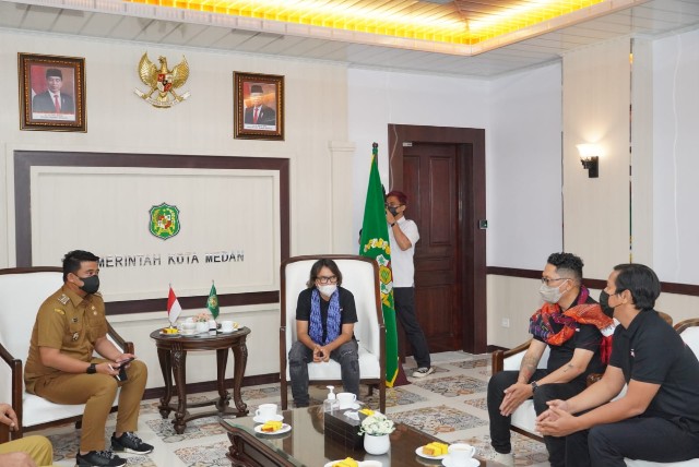 Wali Kota Medan, Bobby Nasution, menerima kunjungan Vicki Sianipar di Balai Kota
