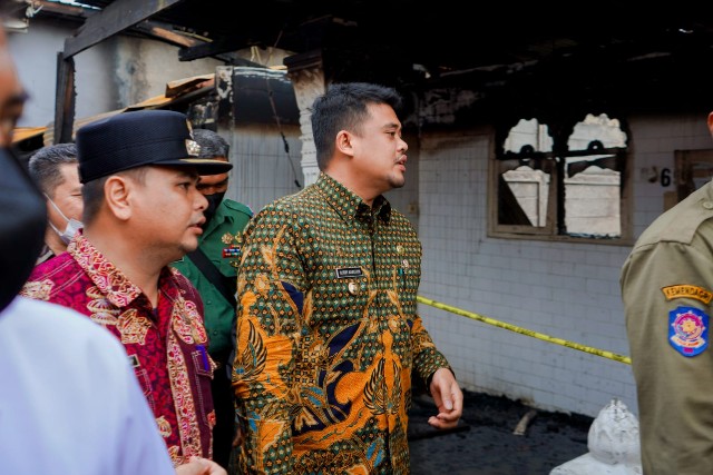 Wali Kota Medan, Bobby Nasution, meninjau korban kebakaran di Belawan