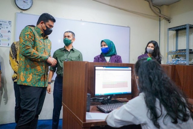Wali Kota Medan, Bobby Nasution, meninjau mahasiswa magang di Dinas Kominfo Medan