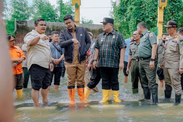 Wali Kota Medan, Bobby Nasution, meninjau penyebab banjir di sungai lalang