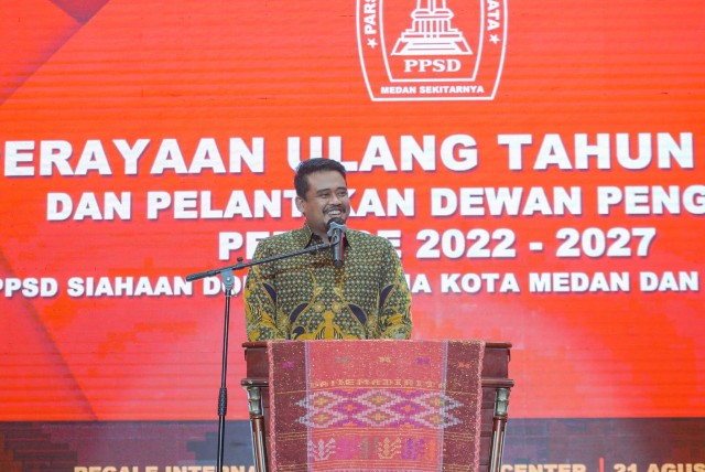 Wali Kota Medan, Bobby Nasution, menyampaikan sambutan pada HUT 70 Siahaan