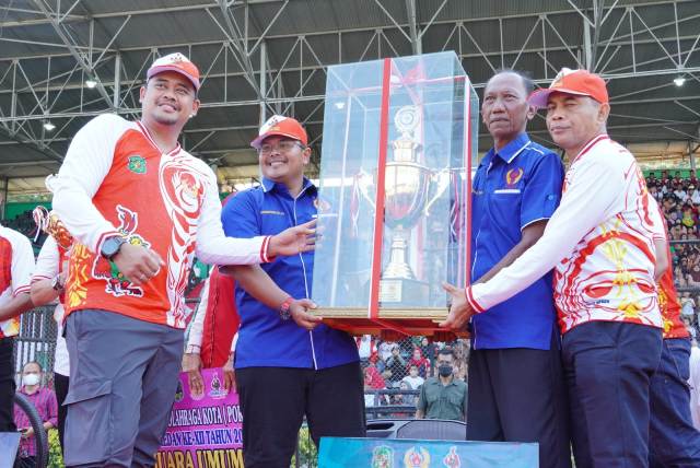 Wali Kota Medan, Bobby Nasution, menyerahkan piala bergilir kepada Kecamatan Medan Denai sebagai juara umum Forkot 2022
