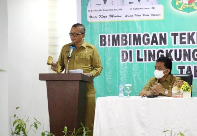 Asisten-Umum-Pemkot-Medan-Renward-Parapat-membuka-Bimtek-Arsip