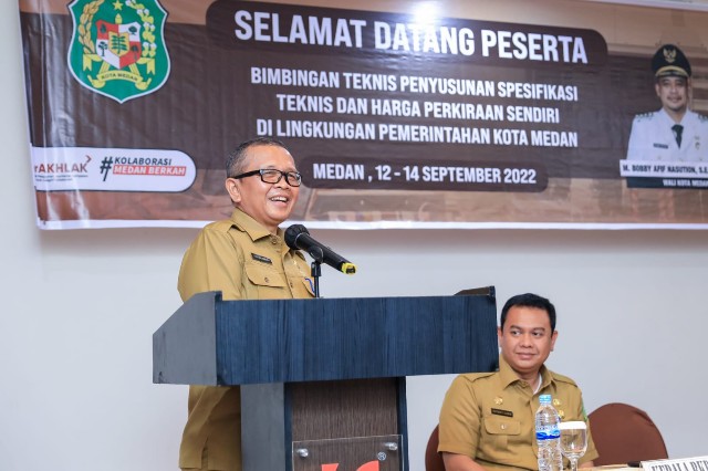 Asisten Umum Pemkot Medan, Renward Parapat, membuka Bimtek HPS