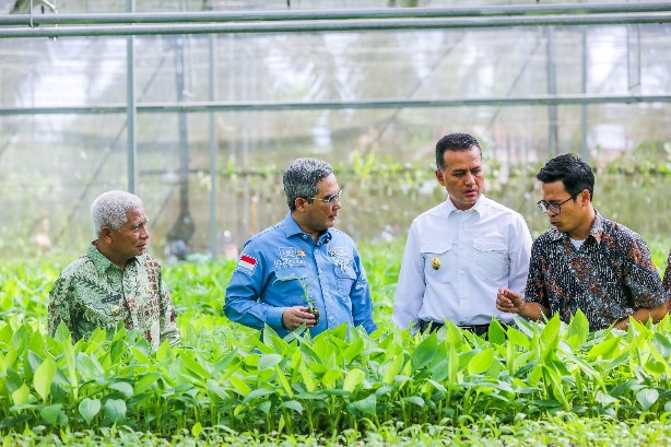 Bupati Asahan, Surya, menjelaskan kepada Wamentan & Wagubsu kondisi pertanian di Asahan