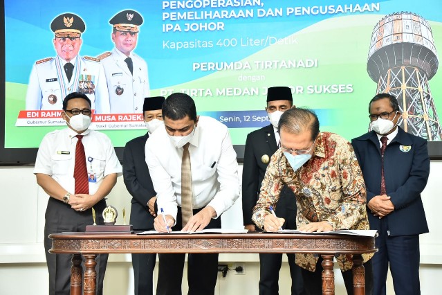 Dirut Tirtanadi, Kabir Bedi dan Direktur TSN, Sukarman, menandatangani kerjasama