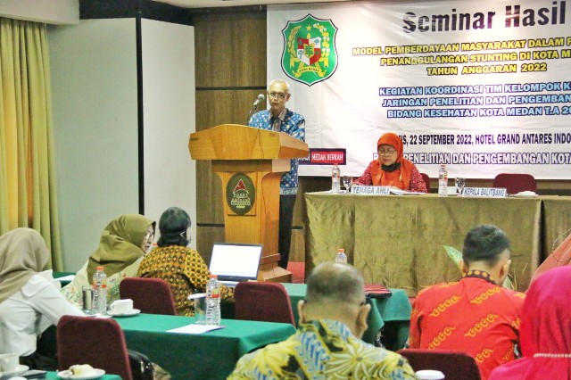 Kepala Balitbang Kota Medan, Irwan Ritonga, membuka seminar penanganan stunting