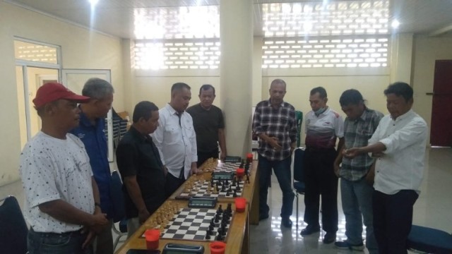 Ketua-PWI-Sumut-Farianda-Putra-Sinik-sedang-menyaksikan-latihan-catur-anggota-PWI