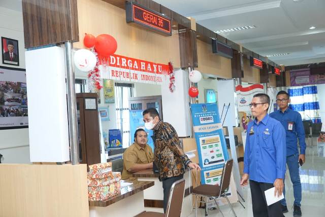 Pj Wali Kota Tebingtinggi, Muhammad Dimiyathi, meninjau Mal Pelayanan Publik