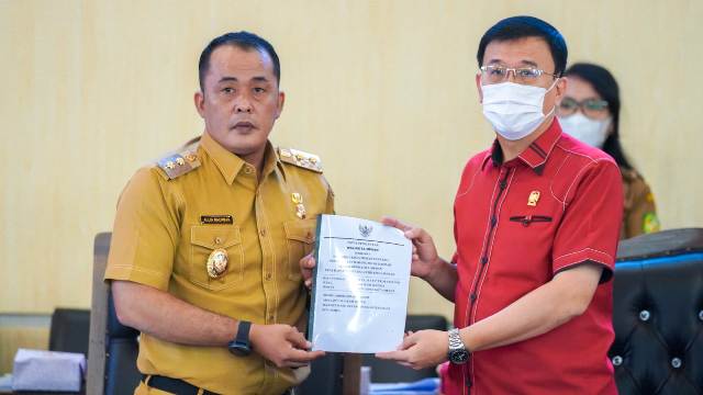 Wakil Wali Kota Medan, Aulia Rachman, menyampaikan Ranperda BMD pada paripurna DPRD Medan