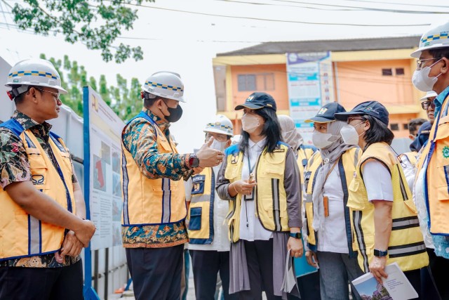 Wali Kota Medan, Bobby Nasution, bersama Dirjen Kementerian PUPR meninjau infrastruktur Kesawan