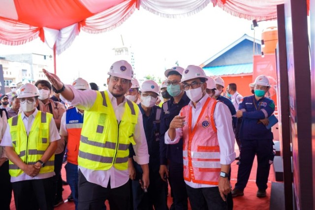Wali-Kota-Medan-Bobby-Nasution-bersama-Menhub-Budi-Karya-Sumadi-meninjau-pembangunan-jembatan-KA