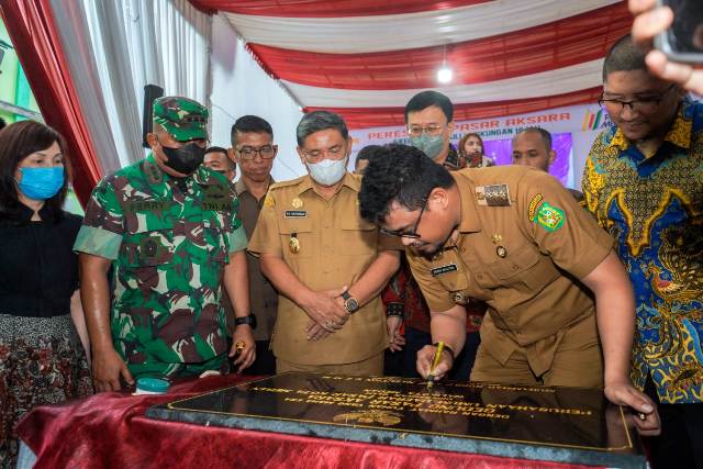 Wali Kota Medan, Bobby Nasution, di dampingi Wakil Bupati Deliserdang, M Ali Yusuf Siregar, menandatangani prasasti peresmian Pasar Aksara
