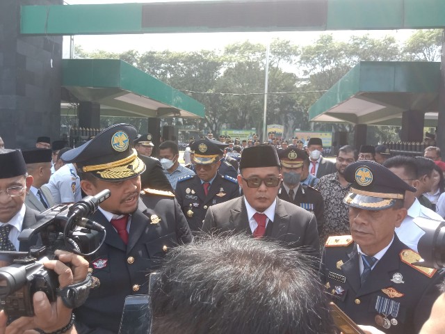 Wali Kota Medan, Bobby Nasution, memberikan keterangan kepada wartawan usai upacara Harhubnas