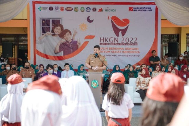 Wali-Kota-Medan-Bobby-Nasution-memberikan-sambutan-pada-acara-sikat-gigi-massal