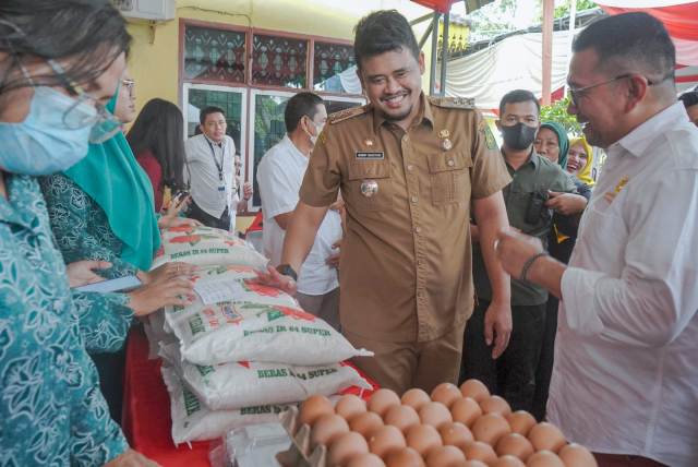 Wali Kota Medan, Bobby Nasution, membuka pasar murah di Kantor Lurah Sei Agul