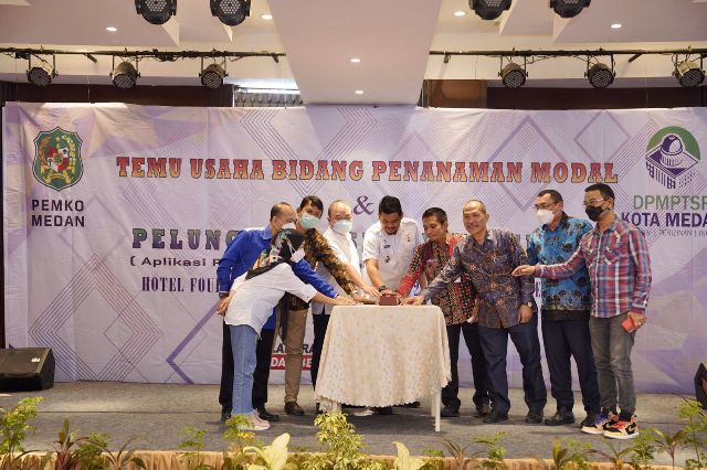 Wali Kota Medan, Bobby Nasution, menekan tombol peluncuran aplikasi Sipandu Medan