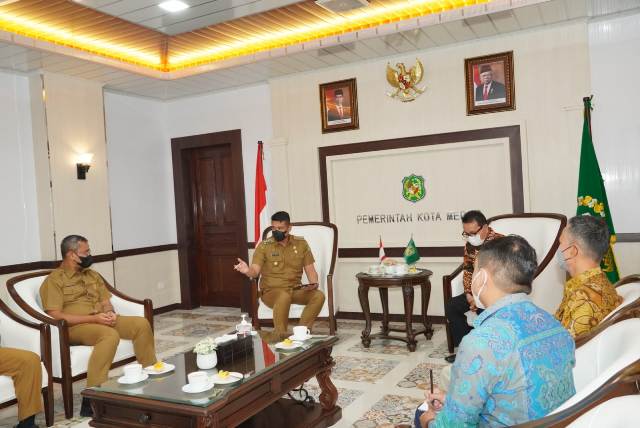 Wali Kota Medan, Bobby Nasution, menerima kunjungan Direktur Kerja Sama Pelaksanaan Berusaha Kementerian Investasi BKPM RI