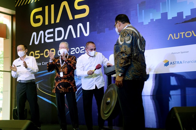 Gubernur Sumatera Utara, Edy Rahmayadi, memukul gong tanda dibukanya pameran otomotif GIIAS Medan 2022