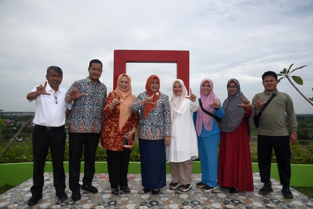 Ketua GMPB Sumut, Nawal Lubis, foto bersama usai menyerahkan buku di TPA Terjun