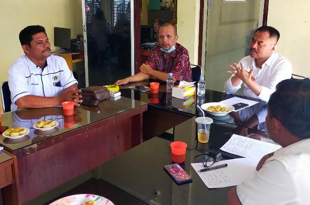 Ketua PWI Sumut, Farianda Putra Sinik di dampingi Sekretaris SR Hamonangan Panggabean menerima kunjungan PWI Deliserdang