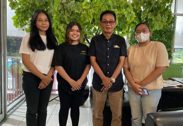 Ketua-Prodi-Fisipol-USU-Irfan-Simatupang-foto-bersama-dengan-panitia-sarasehan-nasional