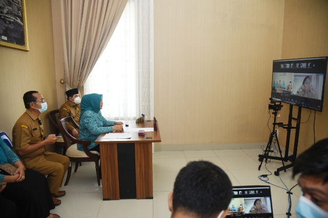 Ketua TP PKK Sumut, Nawal Lubis, melakukan zoom meeting pelaksanaan pekan imunisasi