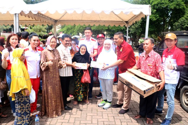 Pj Wali Kota Tebingtinggi, Muhammad Dimiyathi, foto bersama pada Baksos pengobatan gratis