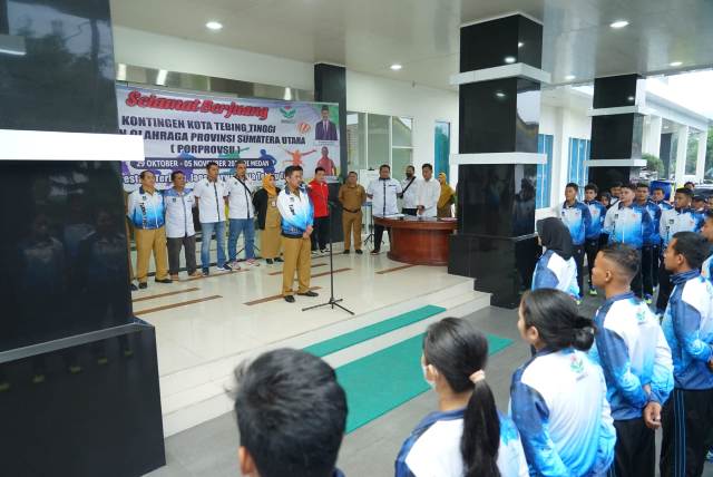 Pj Wali Kota Tebingtinggi, Muhammad Dimiyathi, melepas atlet ke Porprovsu 2022