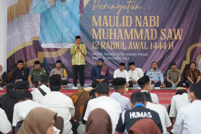 Pj Wali Kota Tebingtinggi, Muhammad Dimiyathi, memberikan sambutan pada peringatan Maulid Nabi Muhammad SAW 1444 H