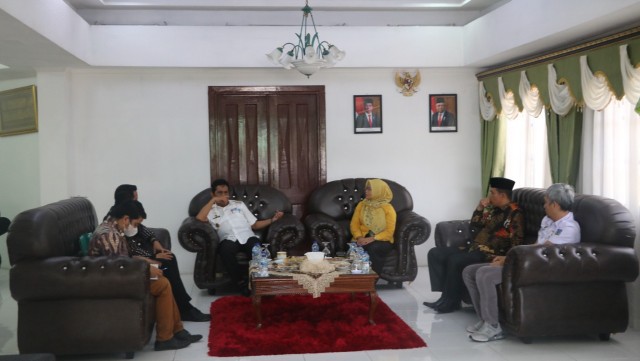 Pj Wali Kota Tebingtinggi, Muhammad Dimiyathi, menerima kunjungan Ketua PA Tebingtinggi, Devi Oktari