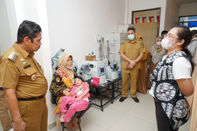 Pj Wali Kota Tebingtinggi, Muhammad Dimiyathi, meninjau warga kurang mampu