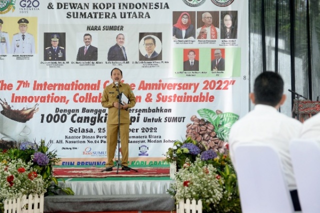 Sekdaprov-Sumut-Arief-Trinugroho-pada-anniversary-kopi
