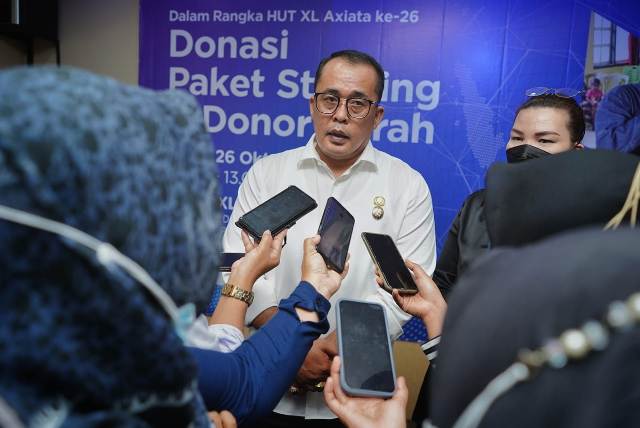 Wakil Wali Kota Medan, Aulia Rachman, memberikan keterangan usai pemberian makanan tambahan oleh XL Axiata