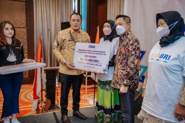 Wakil Wali Kota Medan, Aulia Rachman, menyerahkan KUR kepada PKK