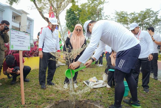 Wali Kota Medan, Bobby Nasution, bersama peserta IMT-GT menanam pohon di Lapangan Gajah Mada