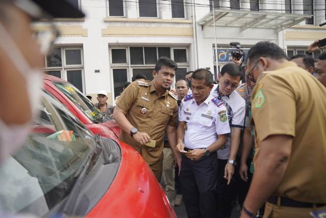 Wali Kota Medan, Bobby Nasution, didampingi Kadishub Iswar Lubis dan Ketua DPRD melaunching apliasi Sibonas