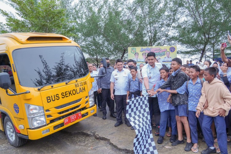 Wali Kota Medan, Bobby Nasution, melepas keberangkatan bus sekolah gratis di Sicanang