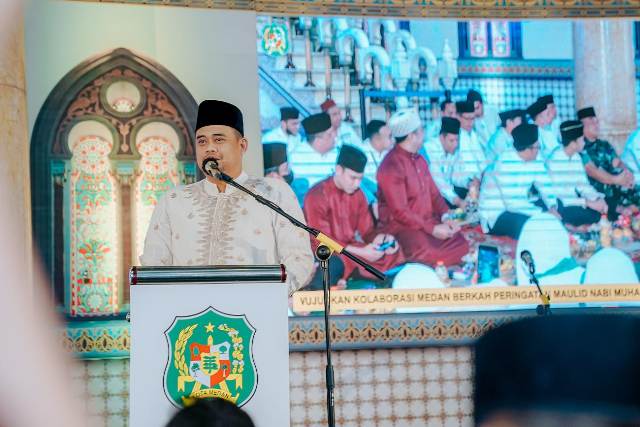 Wali Kota Medan, Bobby Nasution, memberikan sambutan pada peringatan Maulid Nabi Muhammad SAW 1444 H Pemkot Medan