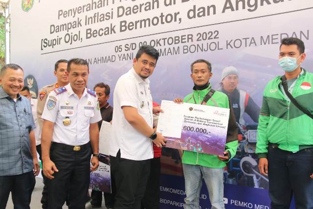 Wali Kota Medan, Bobby Nasution, memberikan subsidi kepada pengemudi di Medan