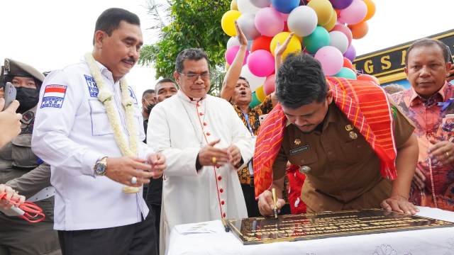 Wali Kota Medan, Bobby Nasution, menandatangani prasasti peresmian Gua Ratu Segala Bangsa Ulang Tahun ke-25